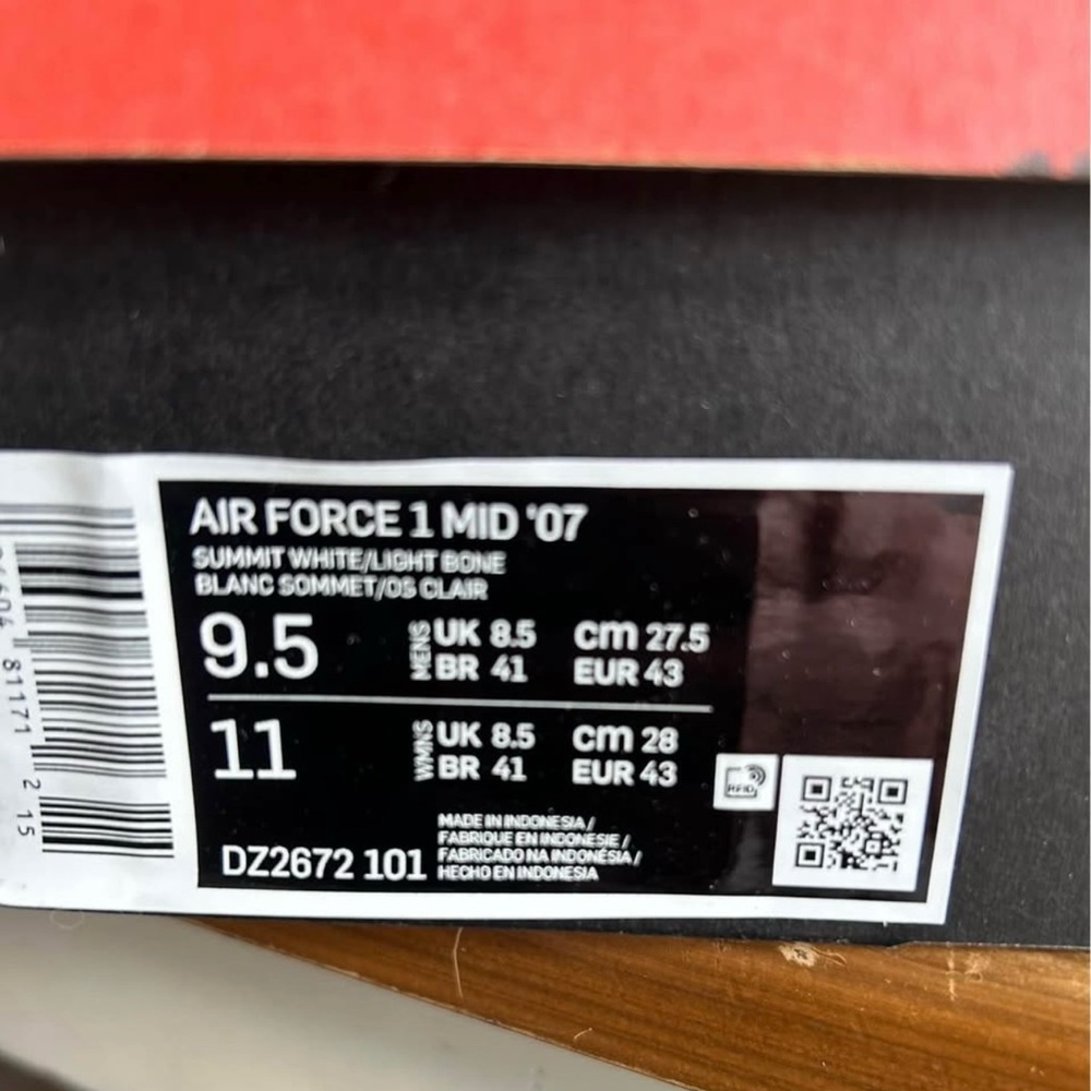 Nike Air Force One Sneakers 9.5 NWT - Picture 4 of 4